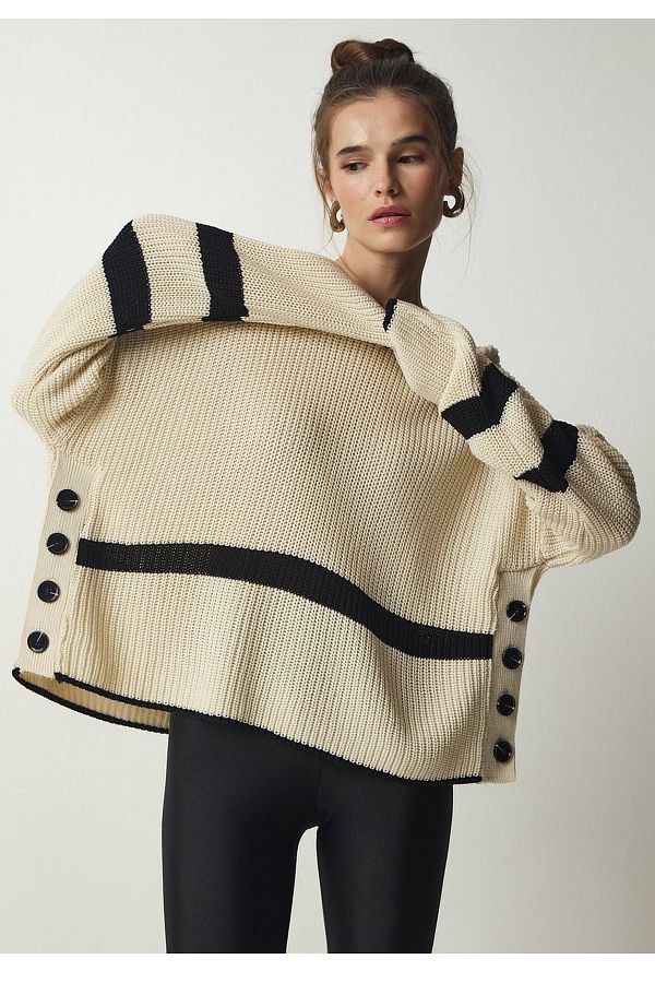 lovebox-Schwarzer, gestreifter, langärmliger, cremefarbener Pullover in Oversize-Passform mit seitlichen Knöpfen und rundem Kragen, 24k1412 1