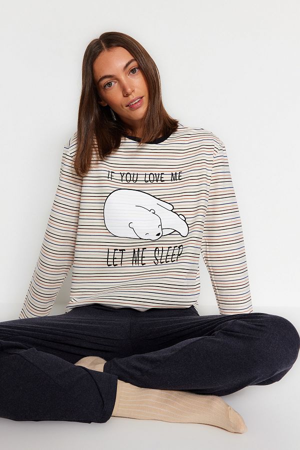 Trendyol Collection-Vícebarevný pruhovaný slogan Potištěné tričko-kalhoty Pletené pyžamo Set THMAW24PT00238 1