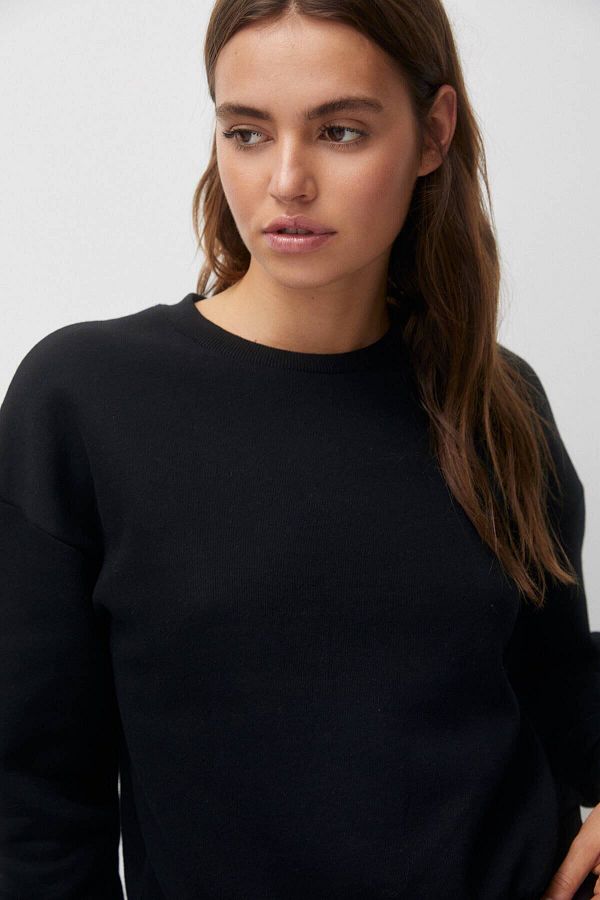 Tight black sweatshirt hotsell