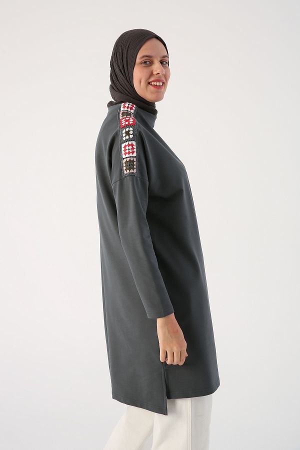 ALLDAY-Antracitová oversized pletená tunika s barevným motivem 1