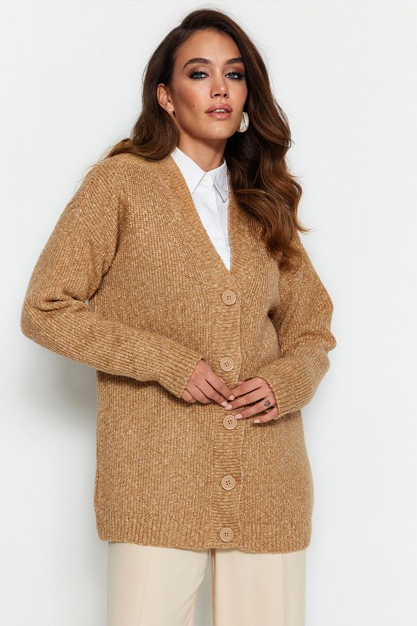 Trendyol Modest-سترة تريكو ناعمة بأزرار على شكل حرف V باللون البيج TCTAW22HI0397 1