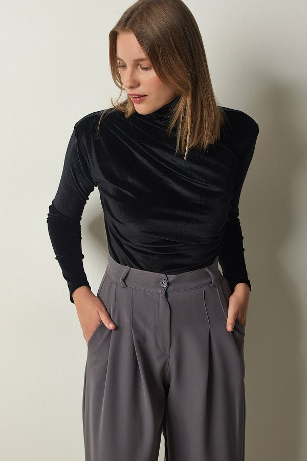 Happiness İstanbul-Stilvolle Damenbluse aus Samt mit gerafftem Kragen in Schwarz FF00144 1