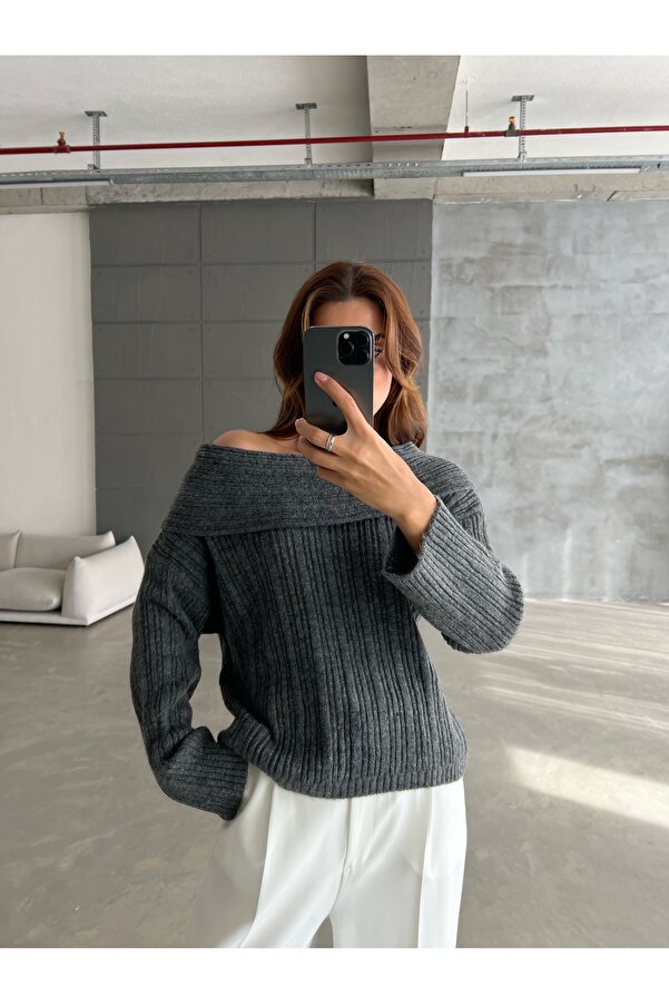 Laluvia Anthrazitfarbener, gerippter Pullover mit Rüschenkragen