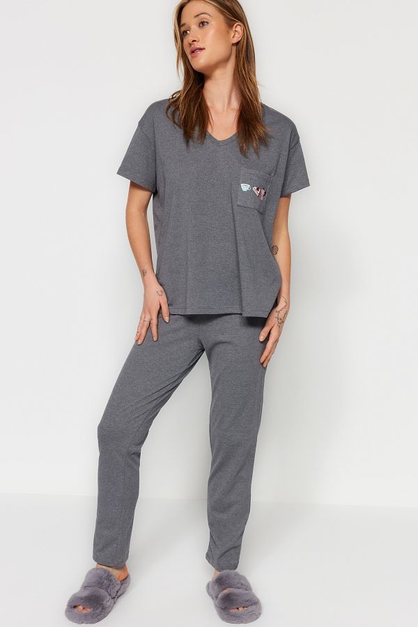 Trendyol Collection-Šedá bavlněná sada pyžama s potiskem – tričko a kalhoty Thmss23Pt00151 1
