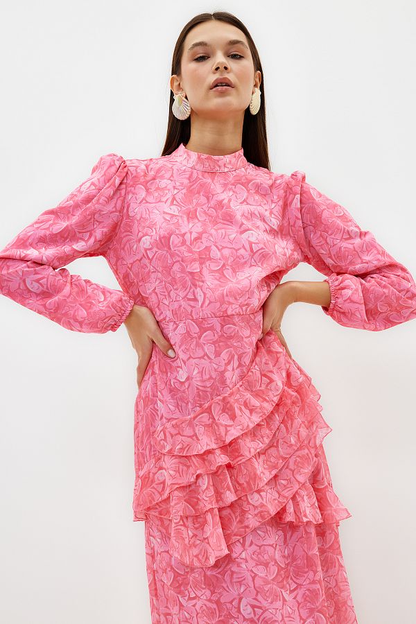 Trendyol Modest-Rosa Blumenrock, gerüschtes, gefüttertes Kleid aus gewebtem Chiffon TCTSS23EB00160 1