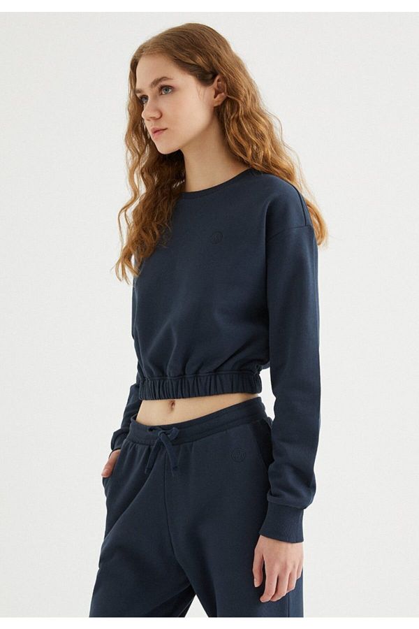 Cropped navy sweatshirt 2025