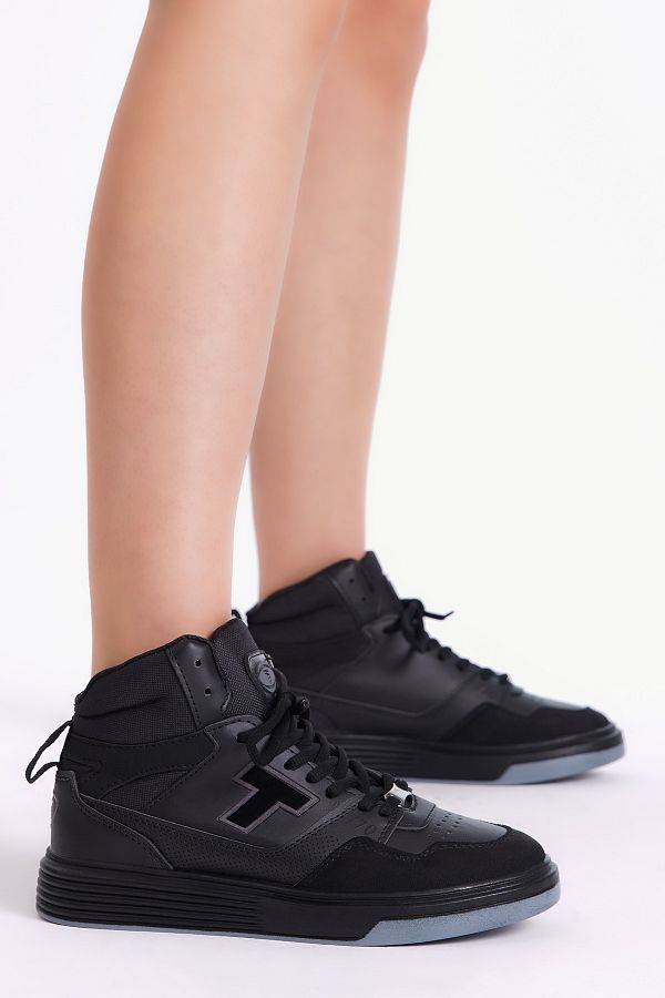 Tonny black sneaker top