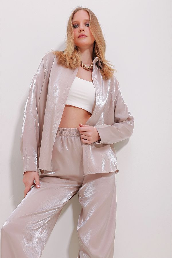 Trend Alaçatı Stili-Beigefarbenes, glänzendes, gewebtes Oversize-Hemd für Damen ALC-X11492 1
