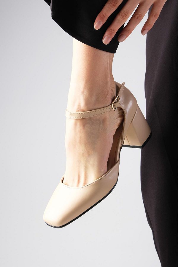 Mio Gusto-Anna – Hautfarbene Damenschuhe mit stumpfer Spitze, dickem Absatz und Knöchelriemen 1