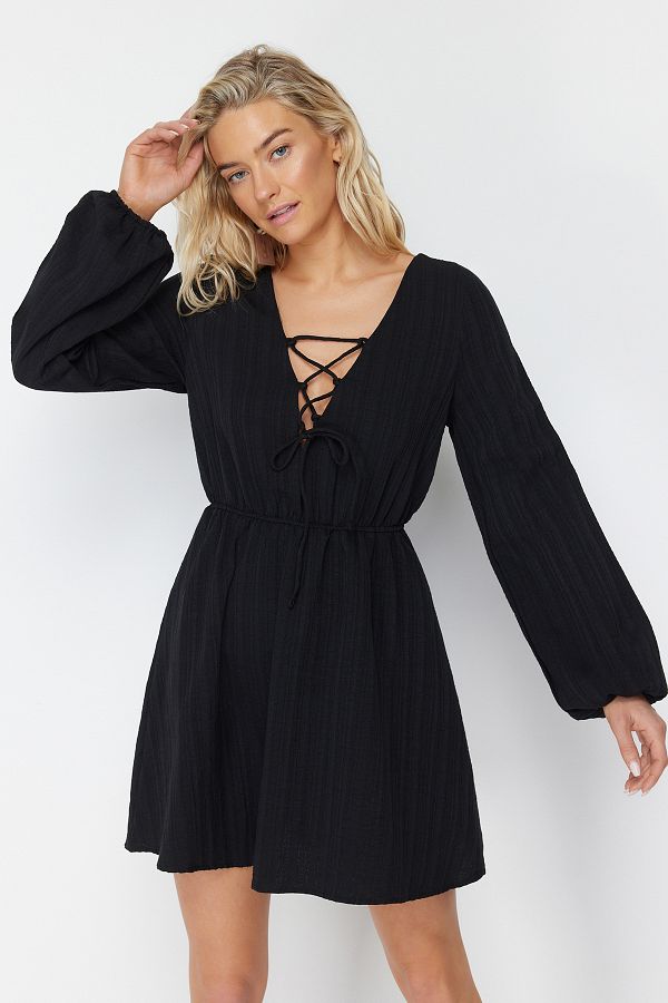 Trendyol Collection-Schwarzes, gewebtes Mini-Strandkleid aus Leinenmischung zum Binden TBESS23EL00103 1