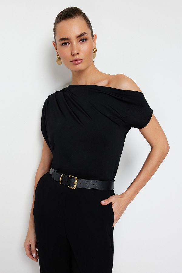 Trendyol Collection-Schwarze, flexible Strickbluse mit normaler/normaler Passform, asymmetrischem Ausschnitt, Nullärmeln und Druckknöpfen TWOSS24BZ00396 1