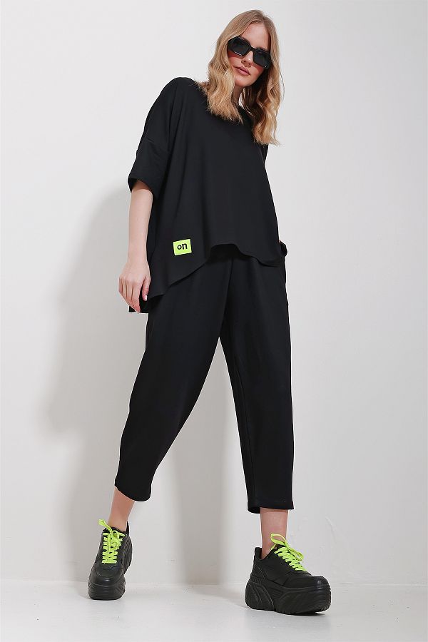 Trend Alaçatı Stili-Schwarzes Set aus Bluse und Hose mit Rundhalsausschnitt, asymmetrischem Schnitt und Stickerei für Damen ALC-X11604 1