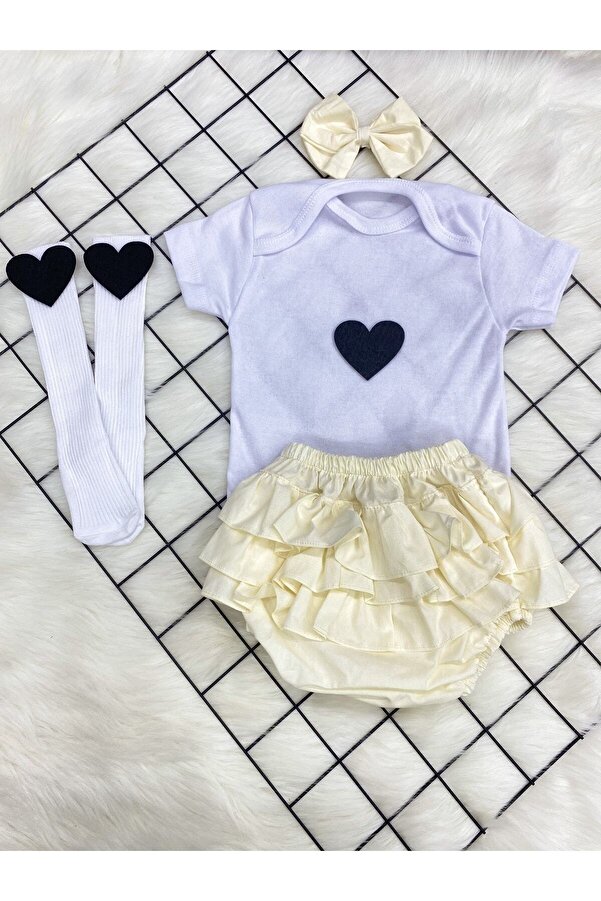 ŞAPKAKİDS KIZ BEBEK KREM FIRFIRLI ŞORT BANDANA VE ÇORAP SET