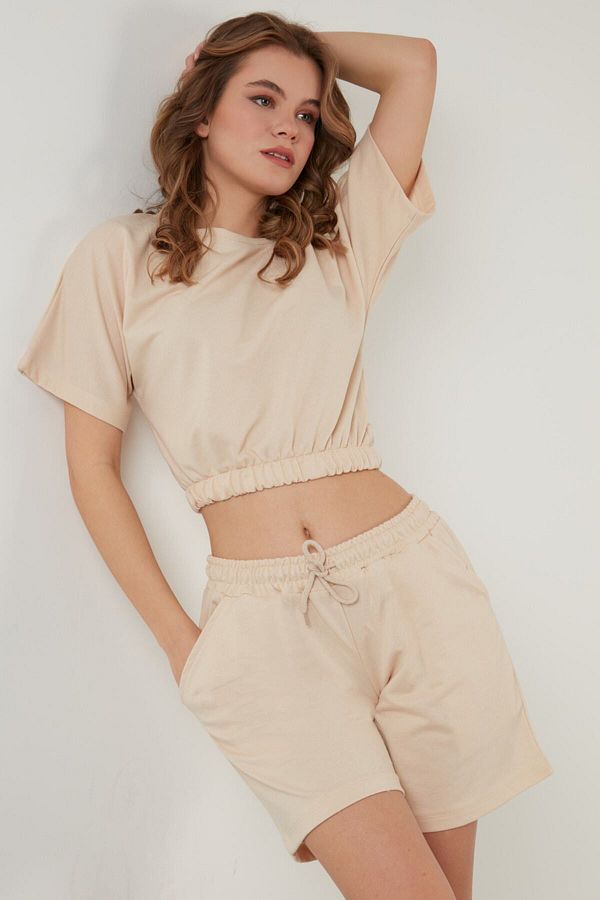 Crop top with elastic bottom clearance