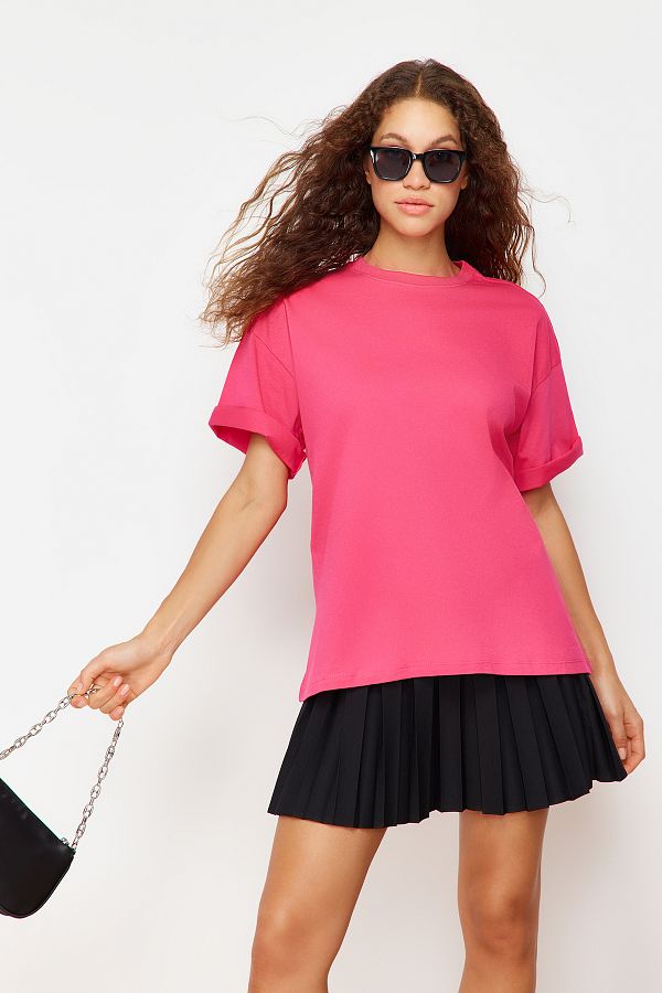 Trendyol Collection-Fukszia 100% pamut prémium nagyméretű/széles szabású, nyakú, kötött póló TWOSS23TS00040 1