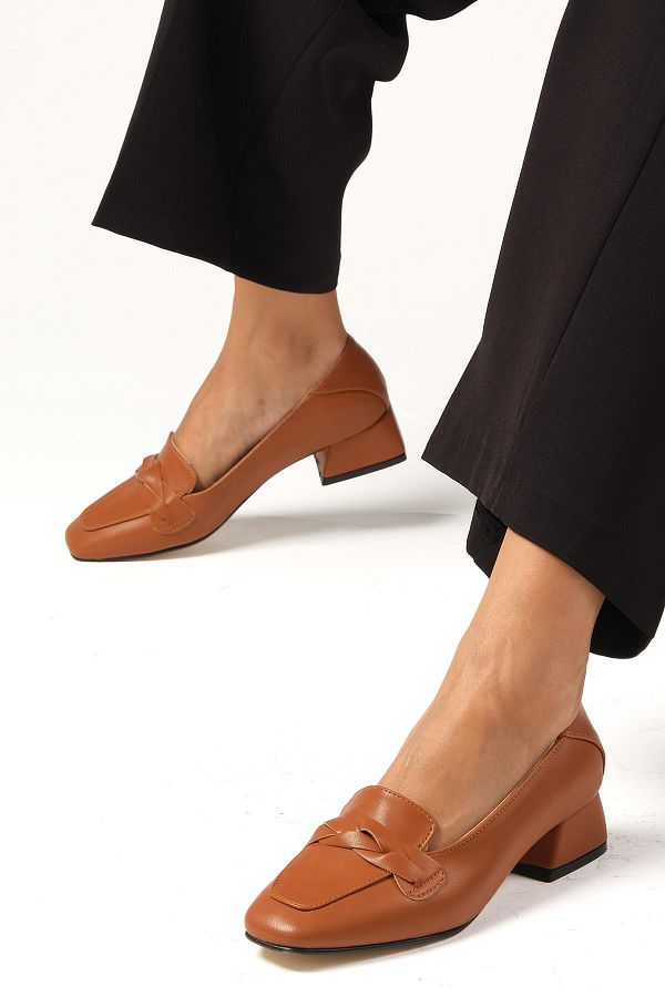 Mio Gusto-Abriana Hellbraune Damenschuhe mit stumpfer Spitze und Strickriemen und kurzem Absatz 1