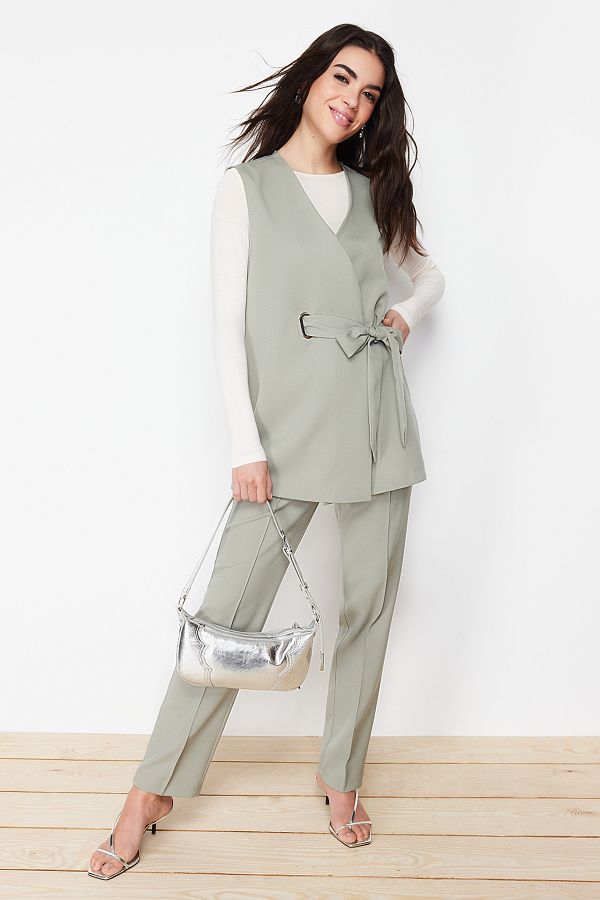 Trendyol Modest-Khaki-Accessoire, detailliertes Set aus Weste, Hose, Oberteil und Unterteil aus gewebtem Stoff TCTSS24US00035 1