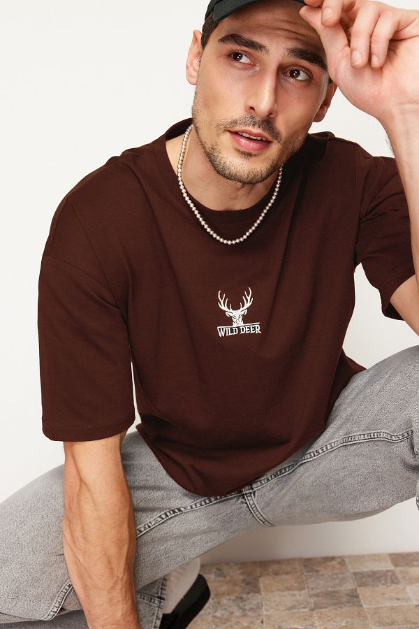 Trendyol Collection-Oversize tmavě hnědé bavlněné tričko s vyšívaným jelenem - TMNSS24TS00055 1