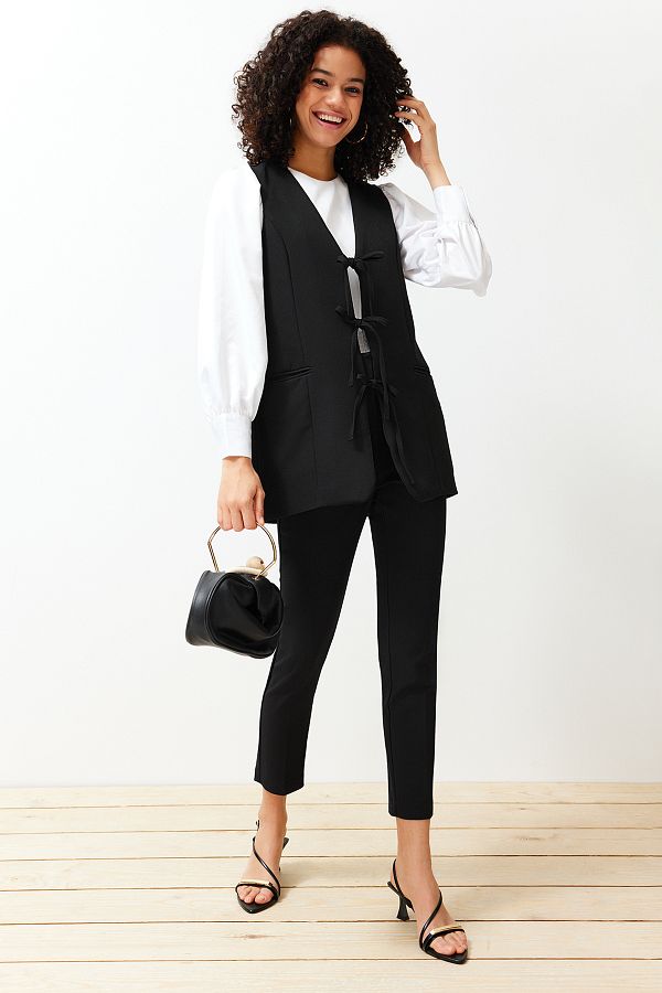 Trendyol Modest-Schwarze gewebte Weste mit Bindeverschluss vorne TCTSS24YL00003 1