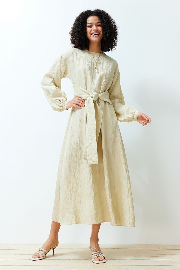 Trendyol Modest-Beiges, vorne gebundenes, gewebtes Kleid TCTSS24EB00131 1