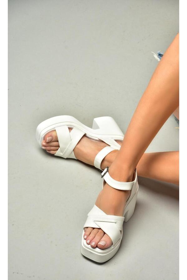 Fox Shoes S996023009 White Thick Heeled Women's Sandals- Trendyol