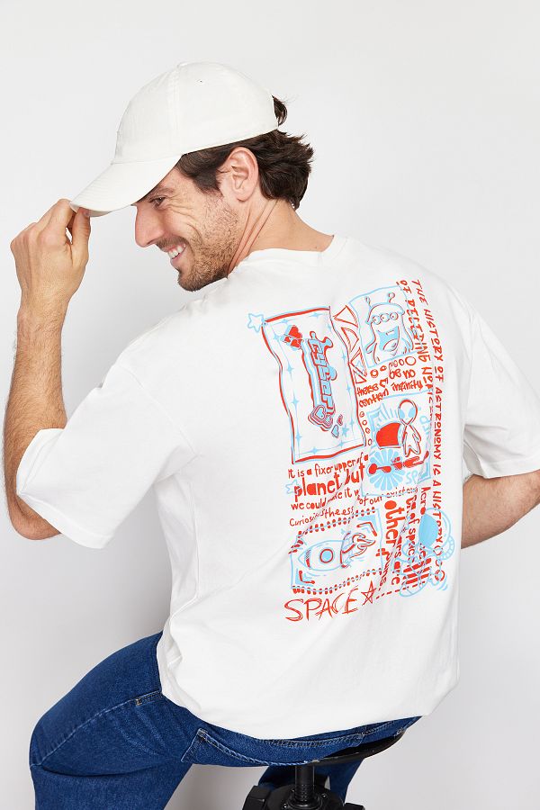 Trendyol Collection-Ecru Oversize bawełniany T-shirt z nadrukiem na plecach - TMNSS23TS00168 1