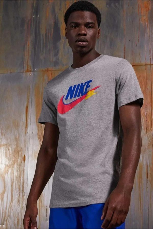 Nike standard fit t shirt cheap
