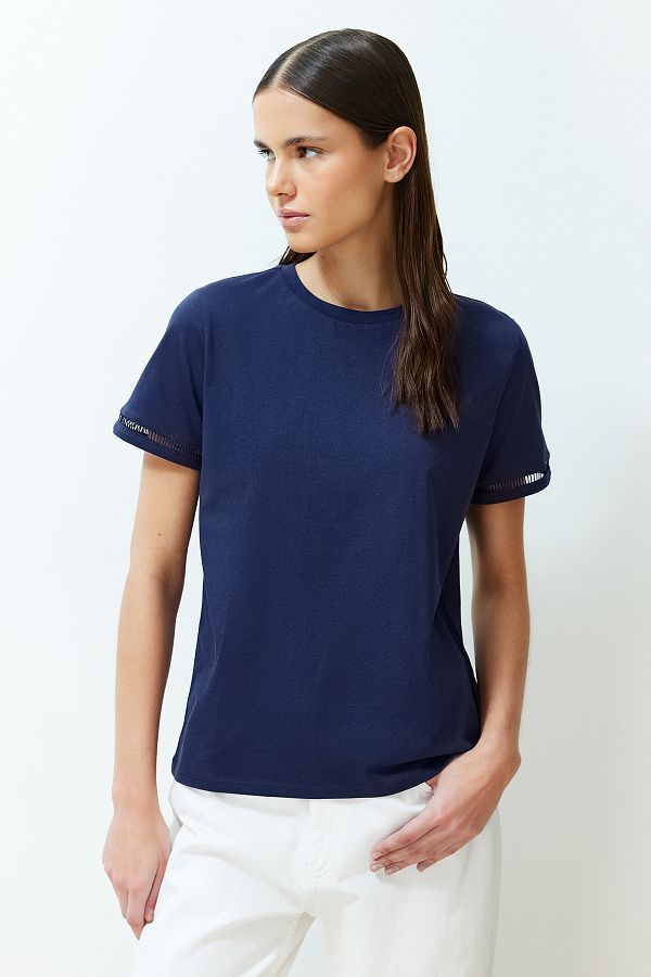 Trendyol Collection-Námořnická modrá 100% bavlna Vyšívané Detailní Základní pletené tričko s výstřihem TWOSS23TS00012 1