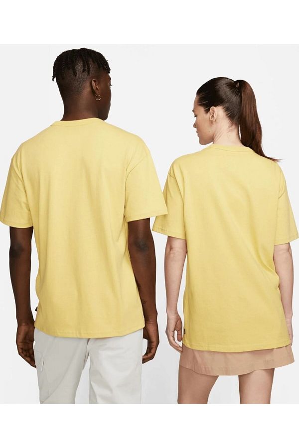 Nike t shirt gold logo outlet