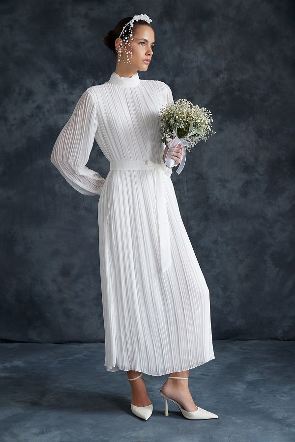 Trendyol Modest-Gefüttertes, plissiertes Chiffonkleid für besondere Anlässe in Creme - TCTSS24DB00040 1