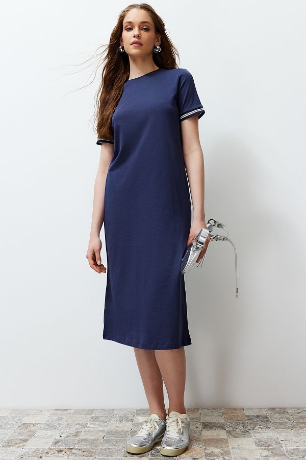 Trendyol Collection-Marineblaues Strick-Maxikleid mit Banddetail, Rundhalsausschnitt und kurzen Ärmeln, dehnbar, in Midi-Länge TWOSS24EL00121 1