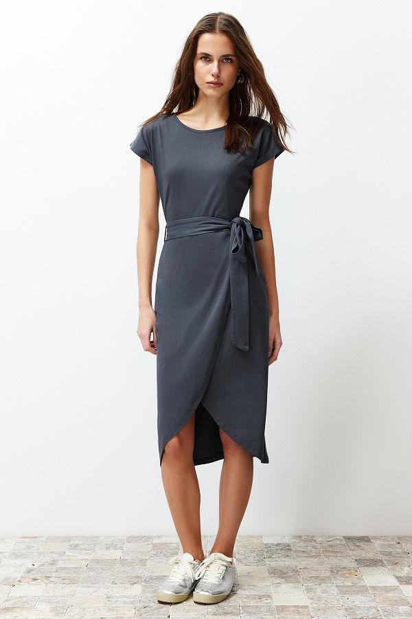 Trendyol Collection-Anthrazitfarbenes Midi-Strick-Maxikleid aus 100 % Baumwolle mit zweireihigem Verschluss und Gürtel, TWOSS24EL00118 1