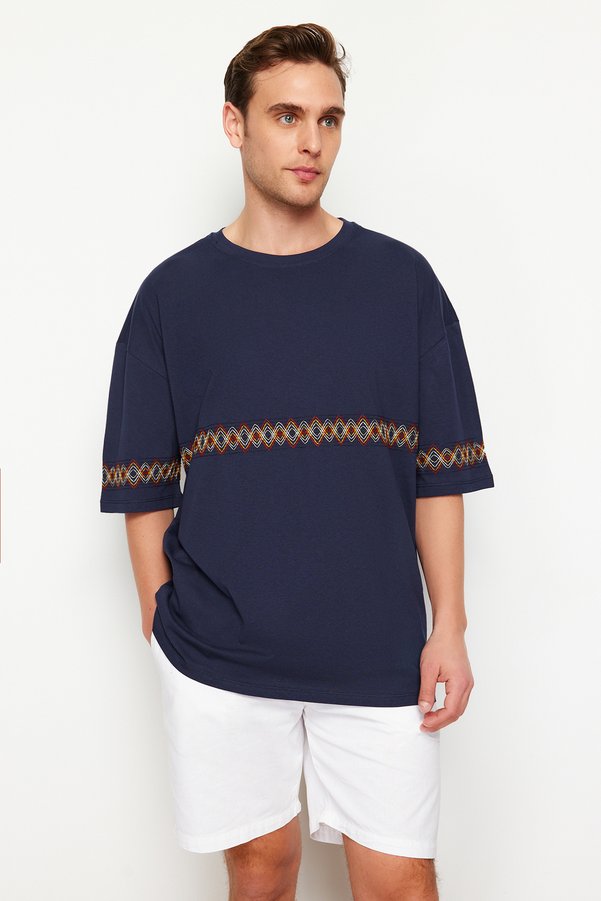 Trendyol Collection Navy Oversized/Wide Fit Embroidered 100% Cotton T-Shirt TMNSS21TS1889