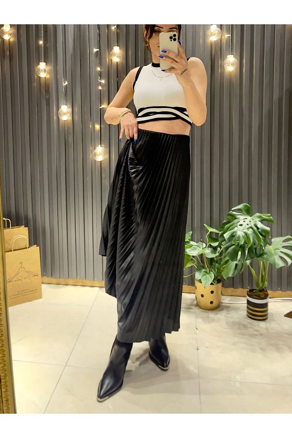 Modest black skirt hotsell