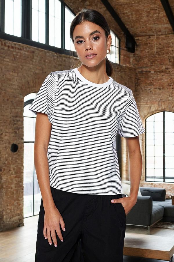 Trendyol Collection-Schwarzes, ecrufarbenes, gestreiftes Premium-Basic-Strick-T-Shirt mit normalem/normalem Muster und Rundhalsausschnitt TWOSS23TS00043 1