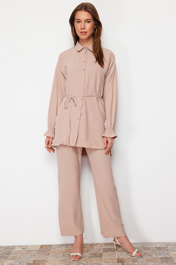 Trendyol Modest-Beiges gewebtes Aerobin-Hemd-Hosen-Set mit Gürtel TCTSS23US00018 1