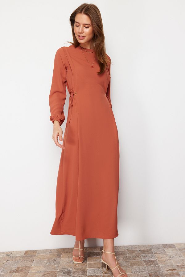 Trendyol Modest-Gefliestes Taillen-Seilband, detailliertes Ärmelende, elastisches Aerobin-Webkleid TCTSS22EB00104 1