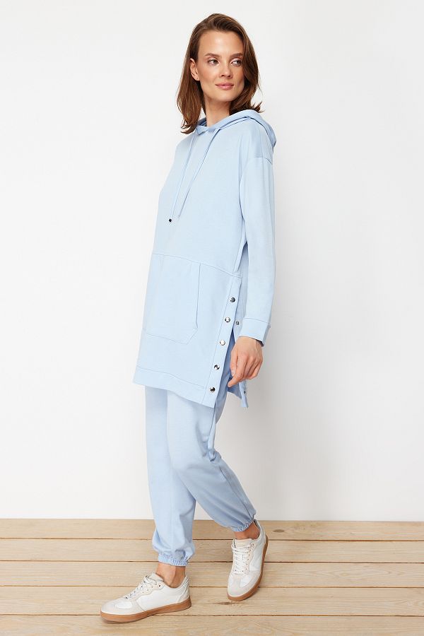 Trendyol Modest-Übergroßes blaues Jogger-Trainingsanzug-Set – Kapuze, Kängurutasche und Druckknopfdetail TCTSS21EM0072 1