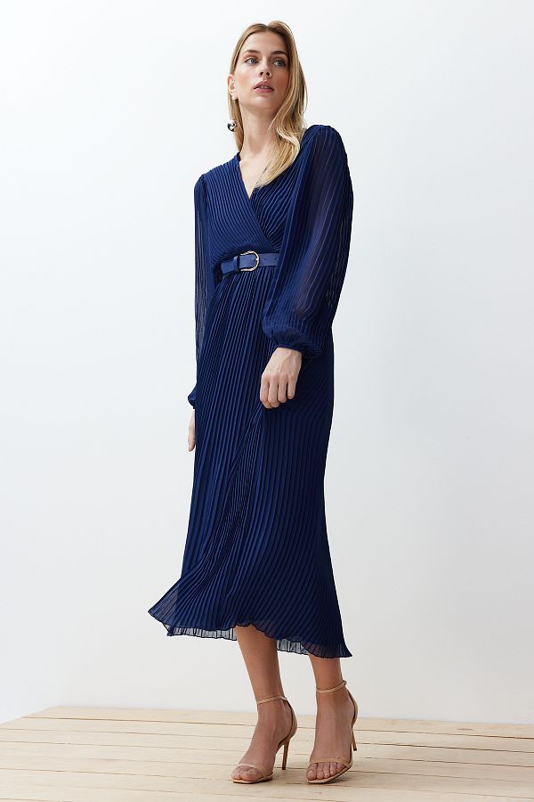 Trendyol Collection-Marineblaues A-Linien-Kleid aus plissiertem, gewebtem Chiffon mit Gürtel und Gürtel TWOAW24EL00471 1