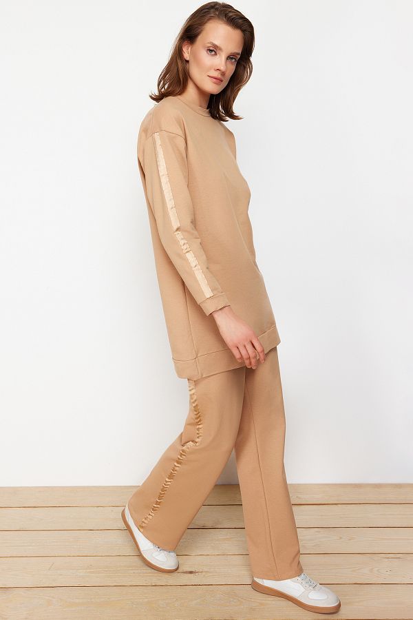 Trendyol Modest-Zestaw dresów z dzianiny w szczegółowe paski taupe TCTAW23EN00049 1
