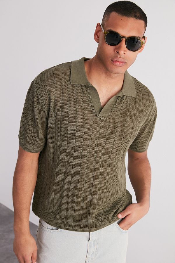 Trendyol Collection-Kurzärmliges Khaki-Strick-T-Shirt mit Polokragen – Limited Edition TMNSS23PO00024 1