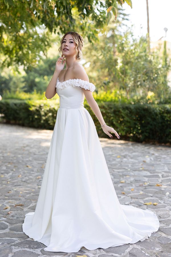 berissima bride Ariadne 3D Flower Embellished Satin Helen Wedding Dress Trendyol