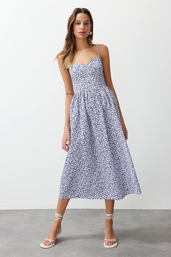 Trendyol Collection-Rochie maxi țesătă din popelin, cu decolteu în formă de inimă, cu imprimeu floral albastru TWOSS24EL00700 1