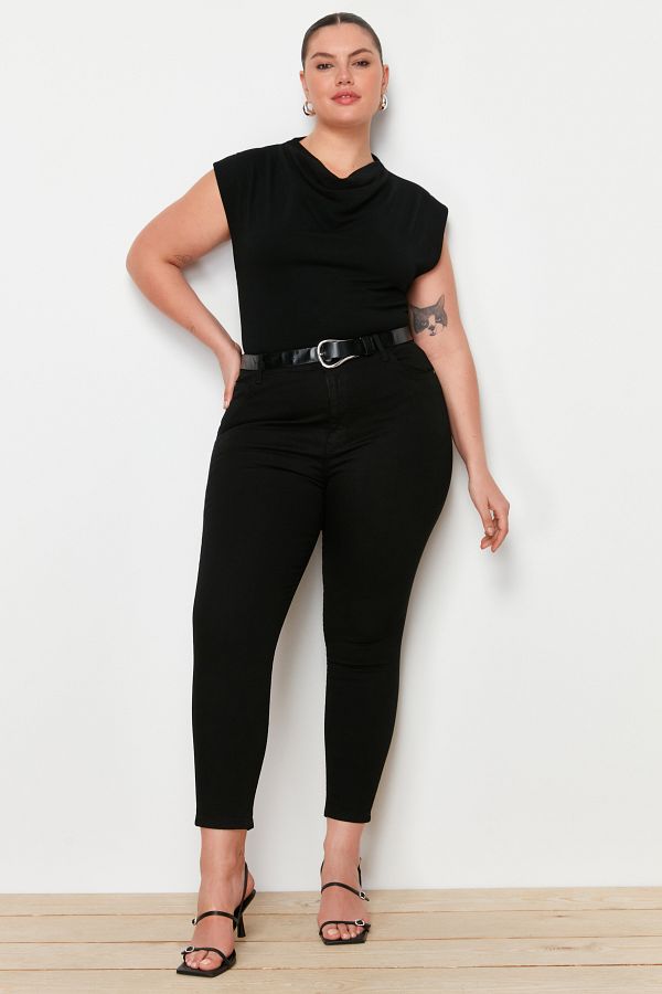 Trendyol Curve-Nicht verblassende schwarze, dehnbare Röhrenjeans mit hoher Taille TBBAW23CJ00061 1