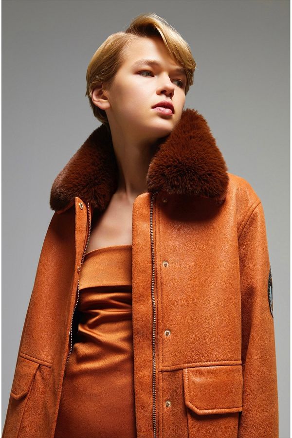 Tan coat with fur collar discount
