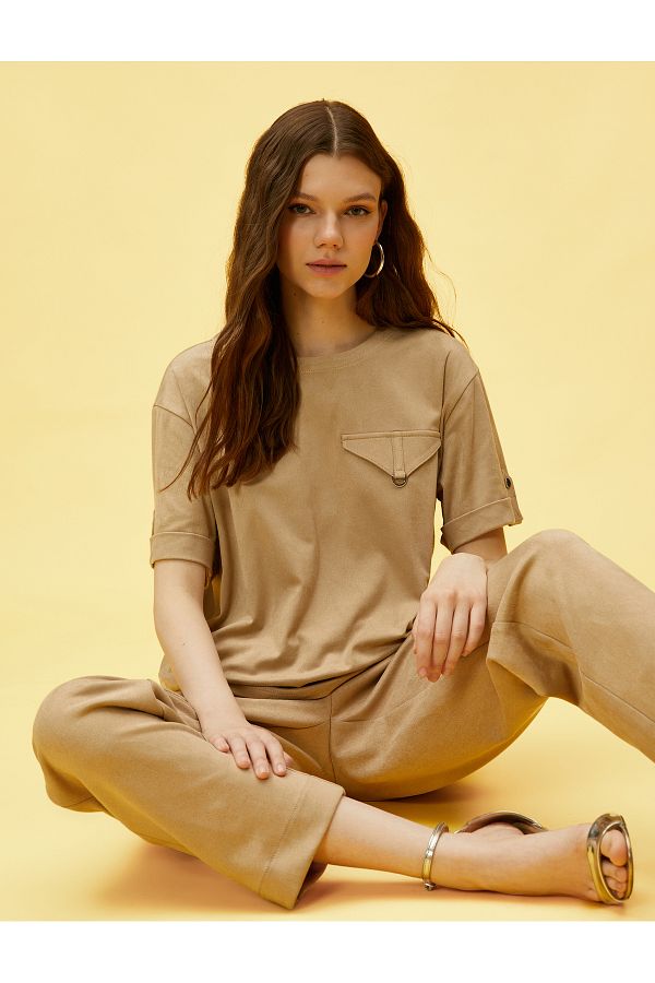 Koton-T-Shirt in Wildlederoptik mit Taschenklappendetail 1
