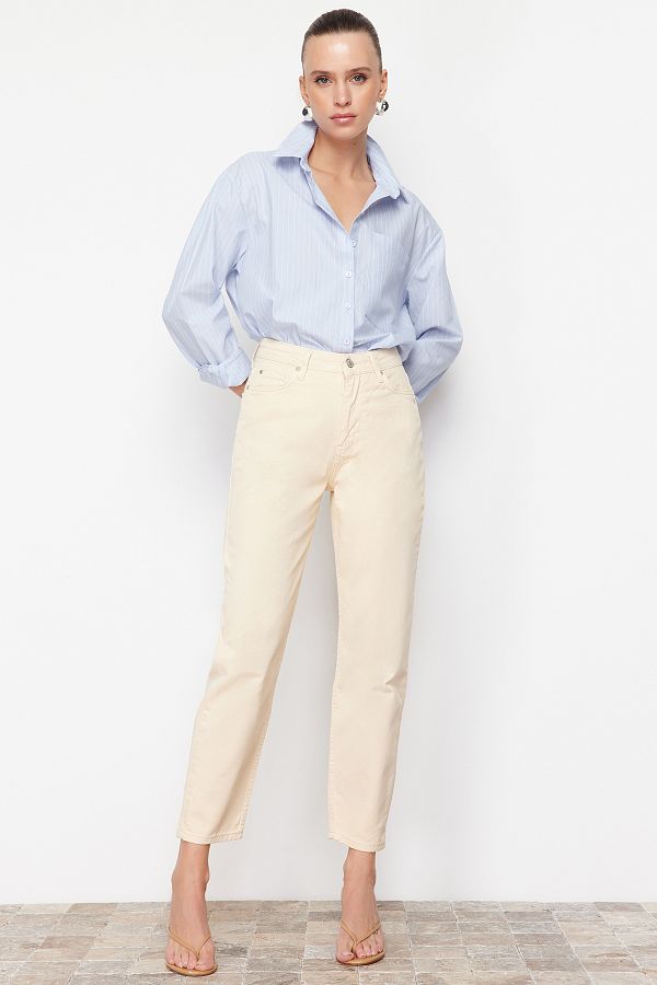 Trendyol Collection-Beige Mom-Jeans mit hoher Taille TWOAW24JE00076 1