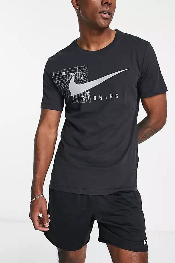Nike Dri Fit Run Trail Men s Standard Fit Cut Black Sports T Shirt Trendyol