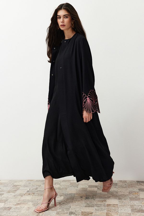 Trendyol Modest-Черна дантела/бродерия с детайлна тъкана наметка и абая и джалабия TCTSS24KF00015 1