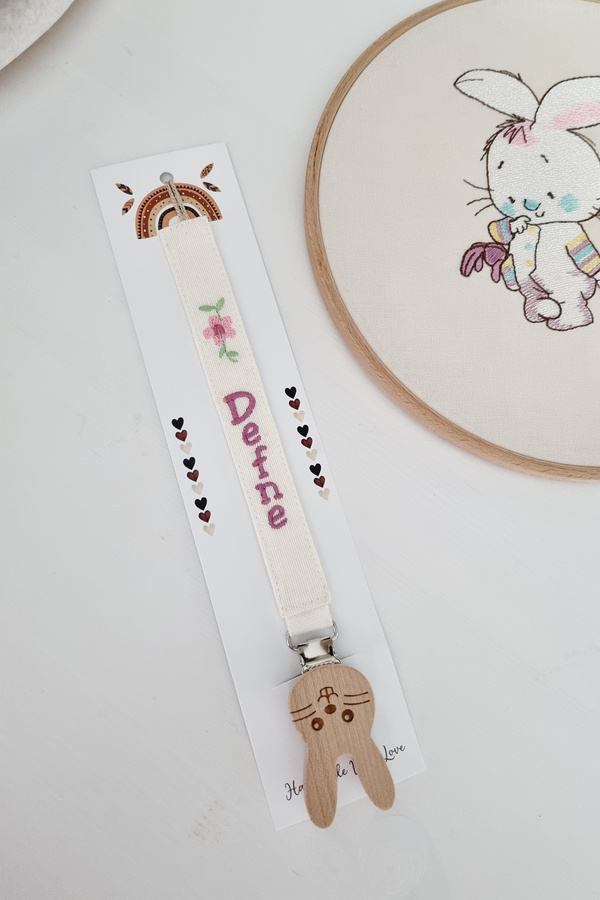BABYHANDLOVE İsimli Ahşap Klipsli Ekru Emzik Askısı